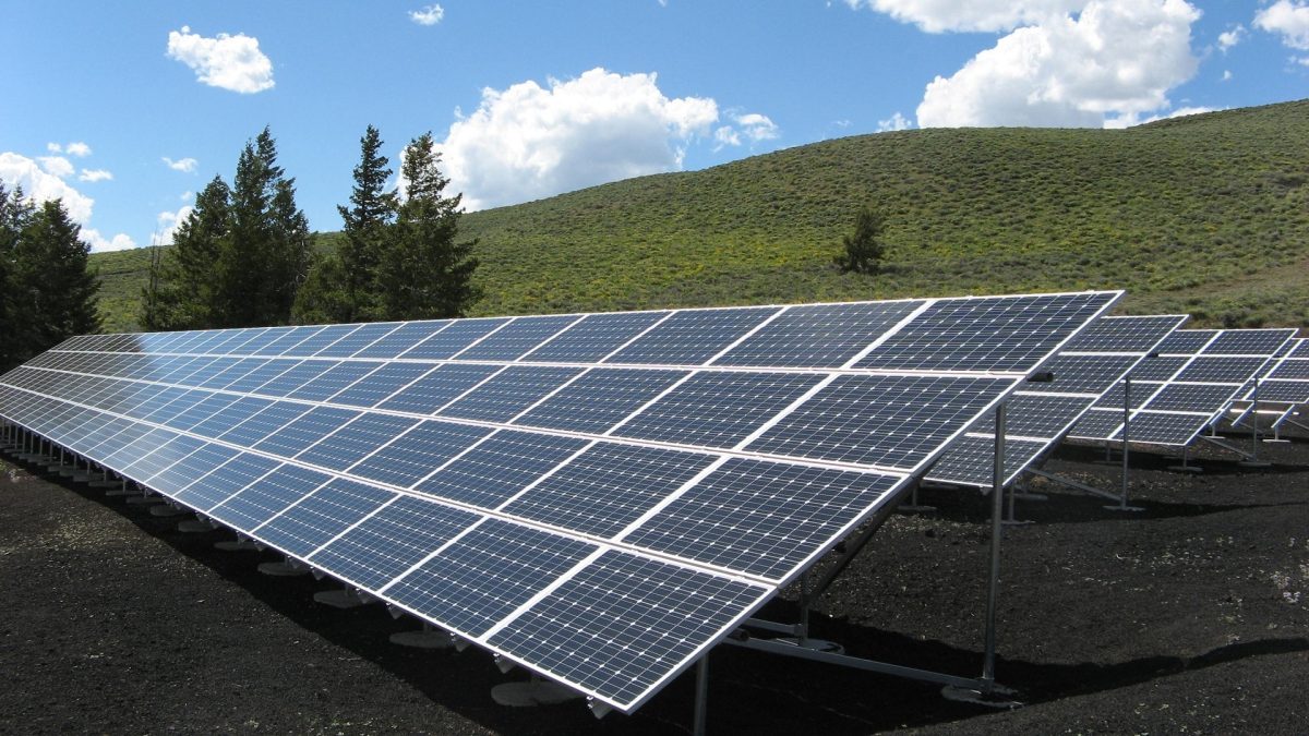 Instalar paneles solares para ahorrar dinero en la factura de la luz